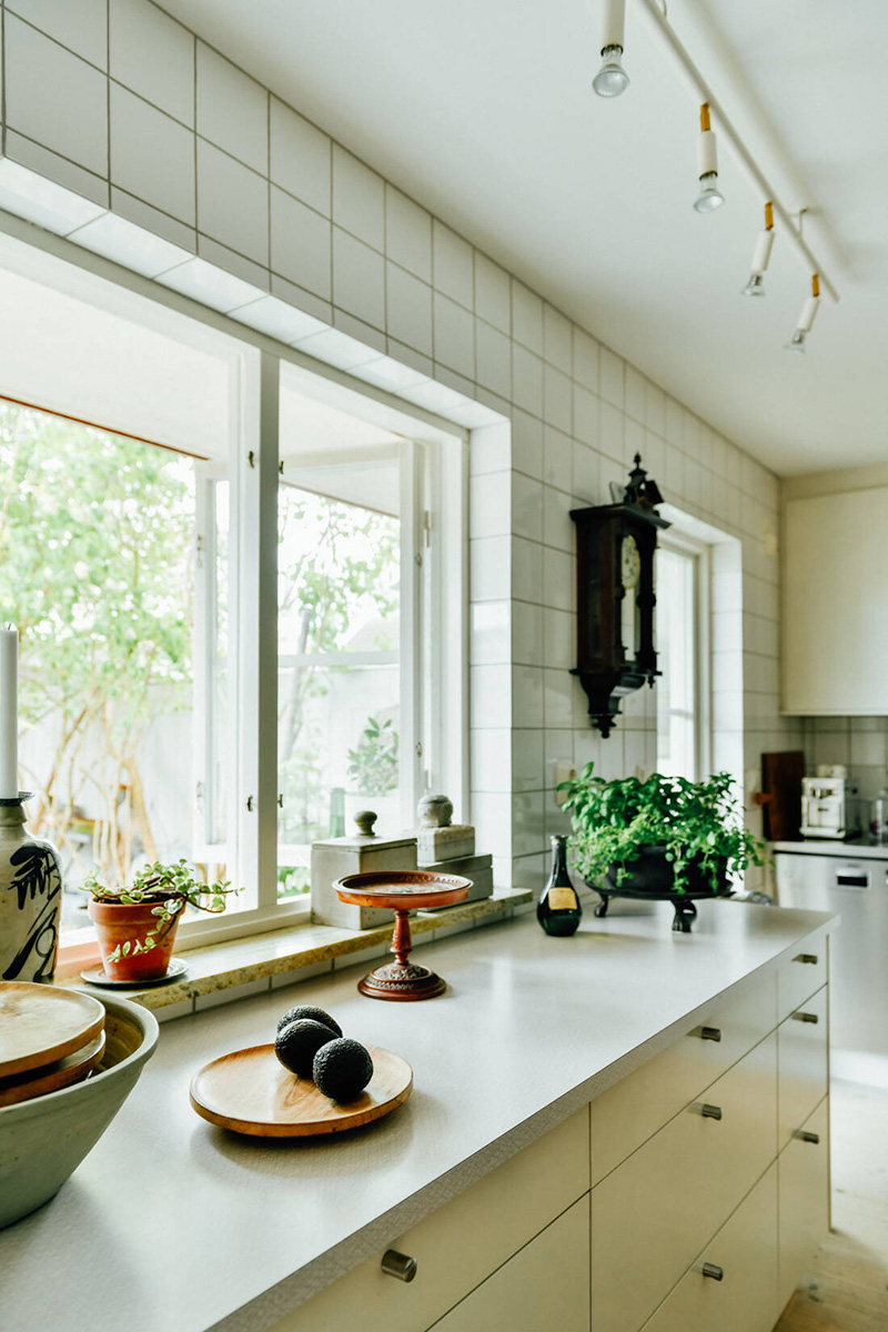  Une maison parfaitement lagom en Suède // Une cuisine blanche, basique ouverte sur le jardin