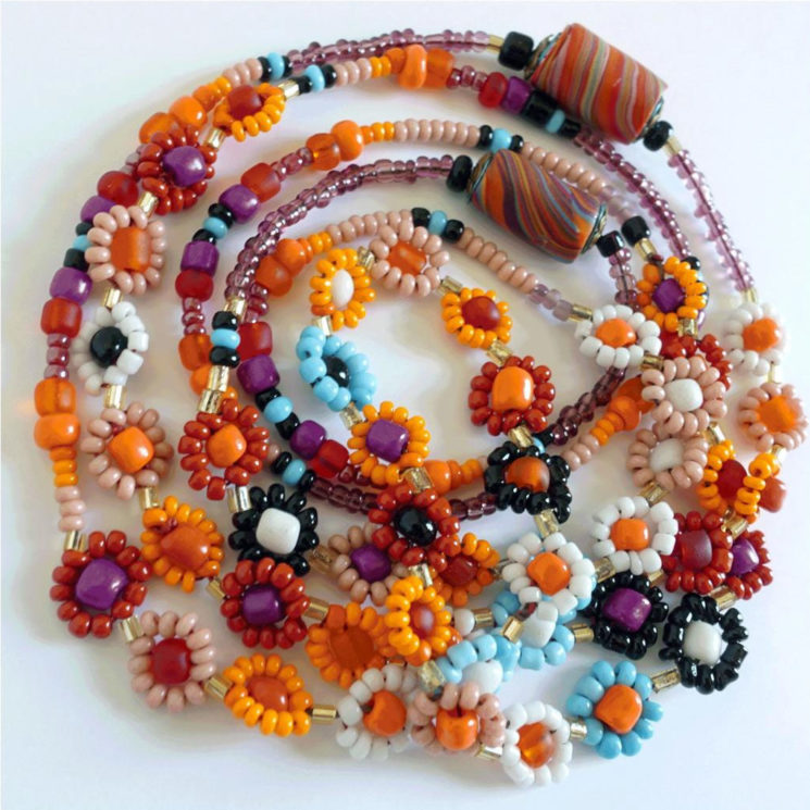 Des colliers en perles colorées et ses bracelets, sur la boutique Etsy CATHeBOUTIK