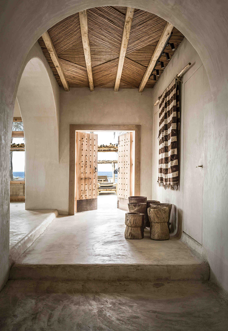 L'hôtel Scorpios à Mykonos, ambiance "wabi sabi ethnique" // L'entrée avec sa porte en bois sculptée