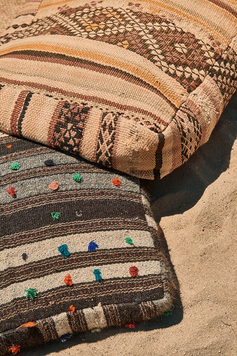 L'hôtel Scorpios à Mykonos, ambiance "wabi sabi ethnique" // Pouf en kilim pour le côté hippie chic