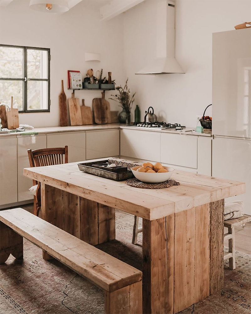 SA Caseta // Cuisine contemporaine basique blanche et table en bois brut