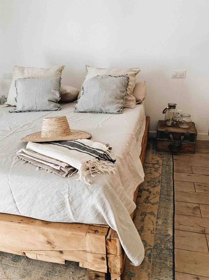 SA Caseta, une maison d'hôtes boho à Majorque // Lit en bois brut et drap en lin