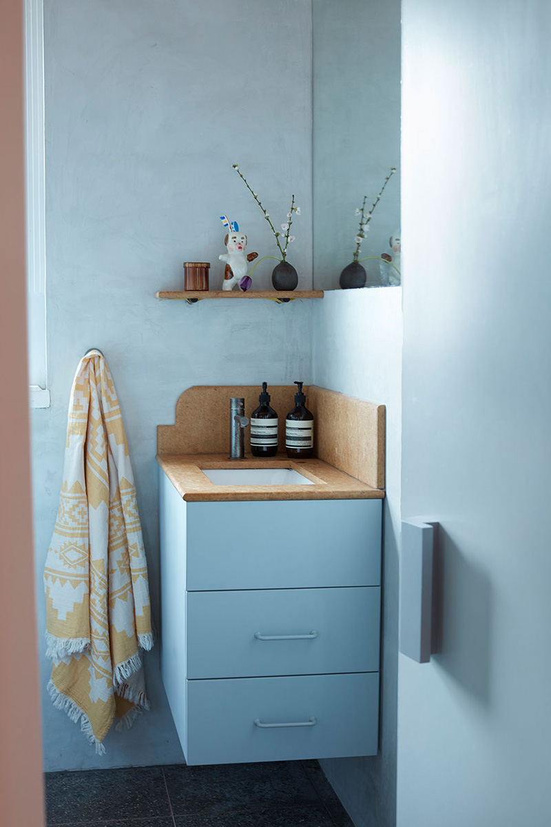 Un petit appartement bien pensé et ultra déco par YSG // Une mini salle de bain bleue