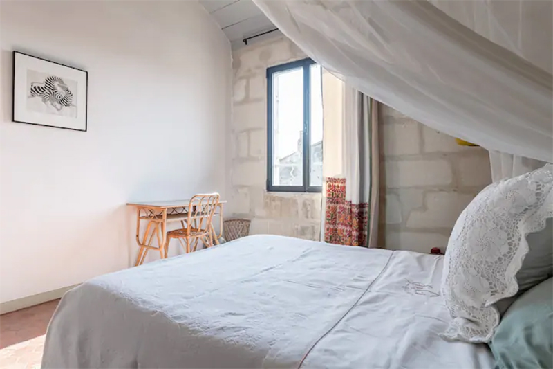 Maison d'hôtes située à Arles, chambre au style provincial modernisé