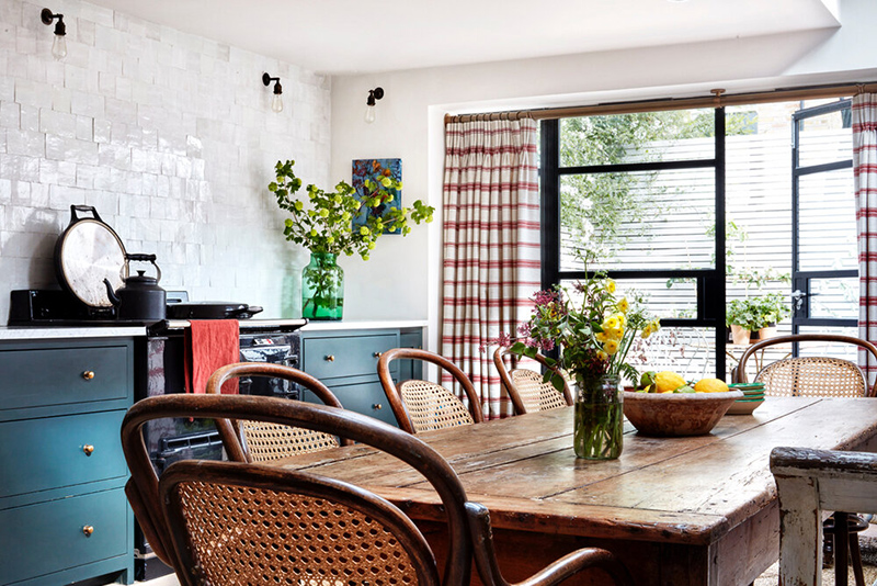 Le cottage londonien de Lonika Chandeun // Table de ferme et chaises en cannage