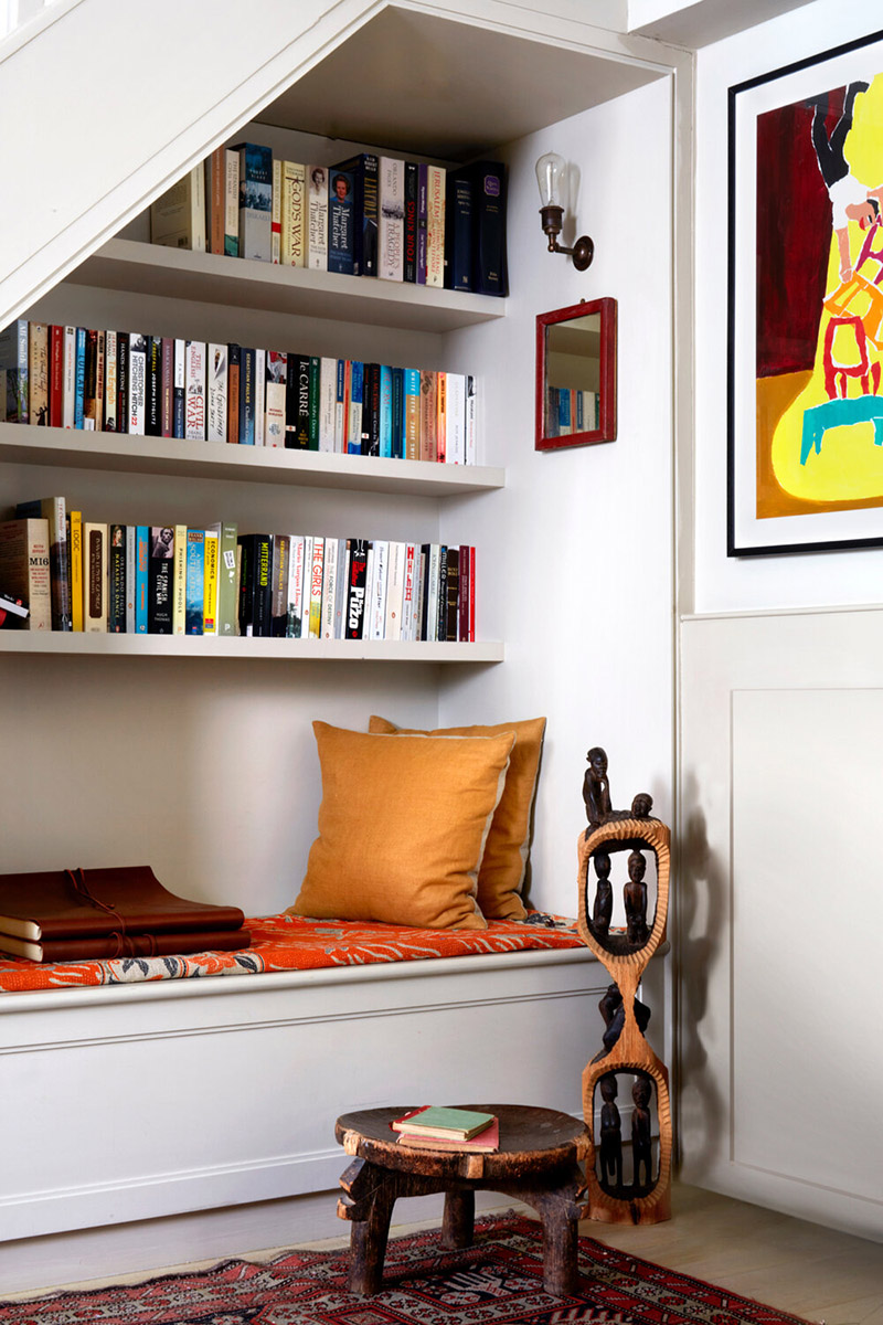 Le cottage londonien de Lonika Chandeun // Bibliothèque et banquette sous l'escalier