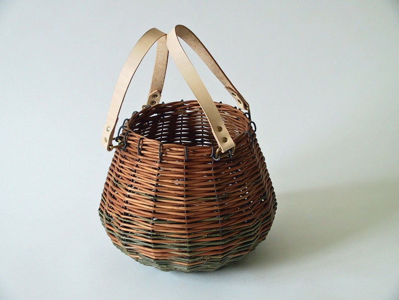 Panier rond en osier vert et doré, sur la boutique Etsy Tresseuse.