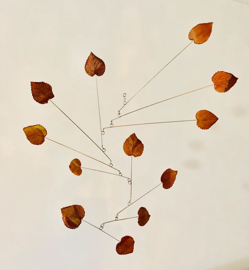 Mobile cinétique "feuilles mortes" sur la boutique Etsy Floating Art Mobiles.