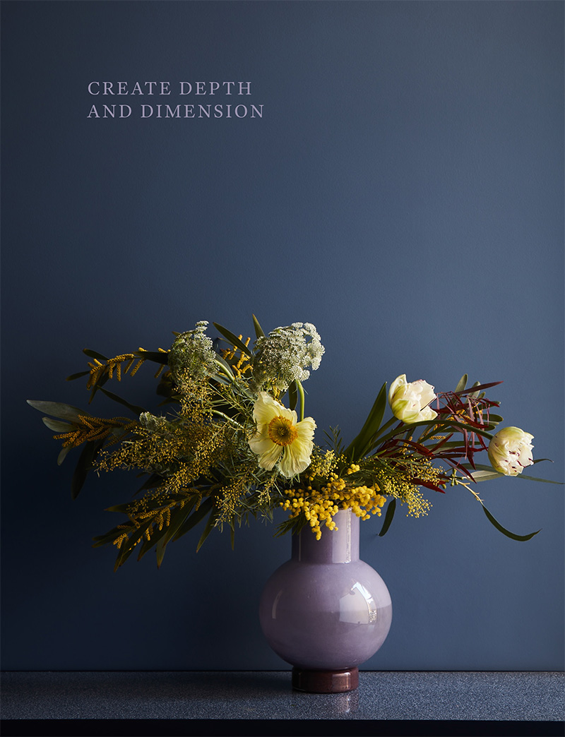 Catalogue Broste Copenhagen AW2021 // Bouquet de fleurs sur fond bleu