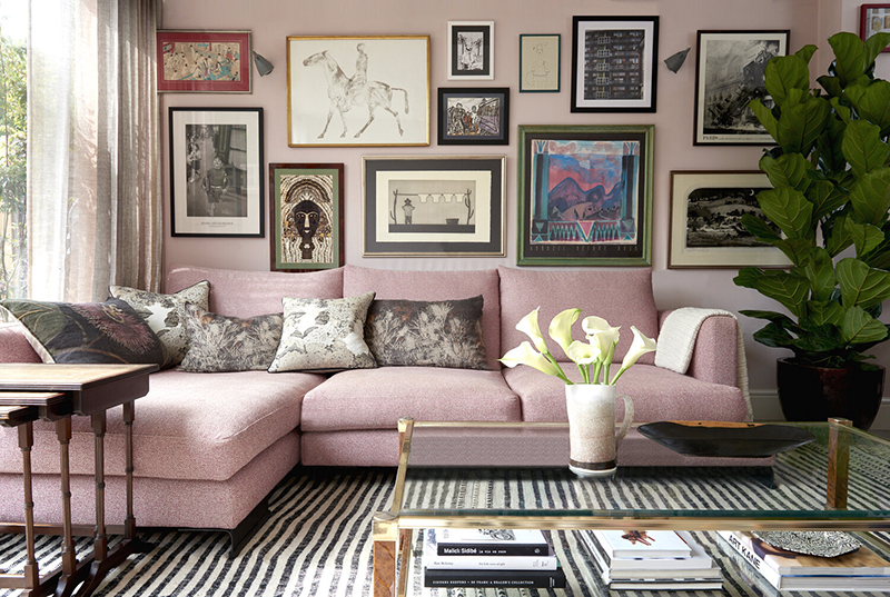 Un salon rose poudré et son joli mur de cadres // Sascal studio