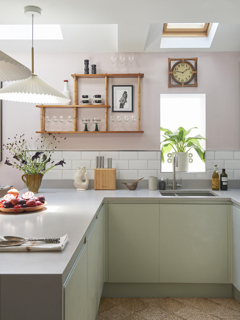 Une cuisine aux placards minimalistes dans un vert doux qui répond au rose poudré des murs // Sascal studio