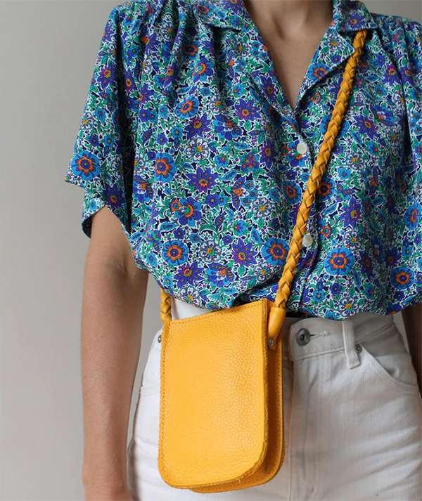 Petit sac, Ciel, en cuir jaune soleil sur la boutique Etsy de Lola Chambaud