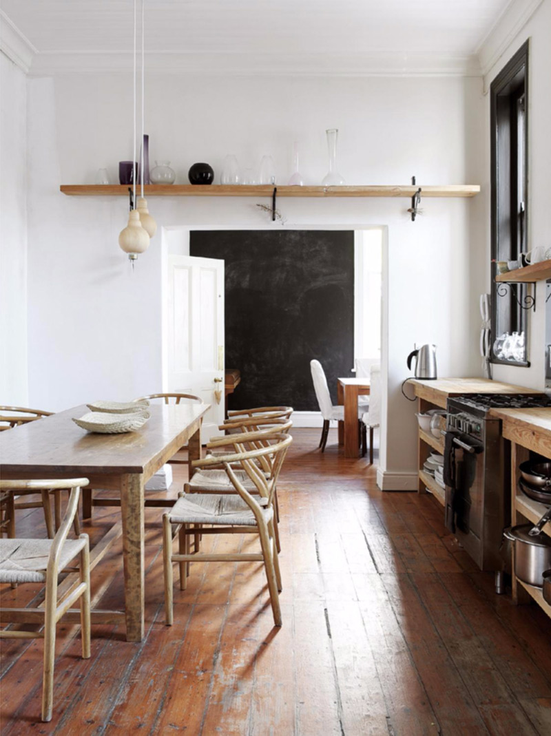 Une cuisine rustique en "blanc sale" avec un magnifique plancher d'origine