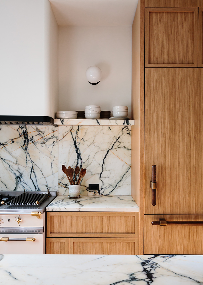 Une cuisine en marbre et bois signée Home Studios