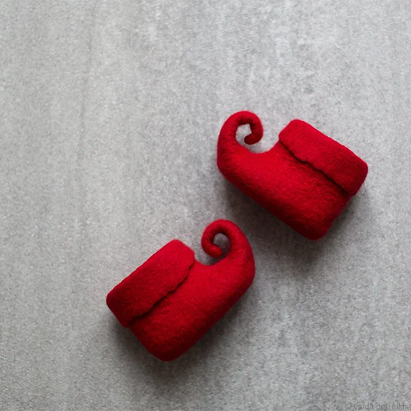 Etsy - Vaida Petreikis - Chaussons de lutin en feutre rouge