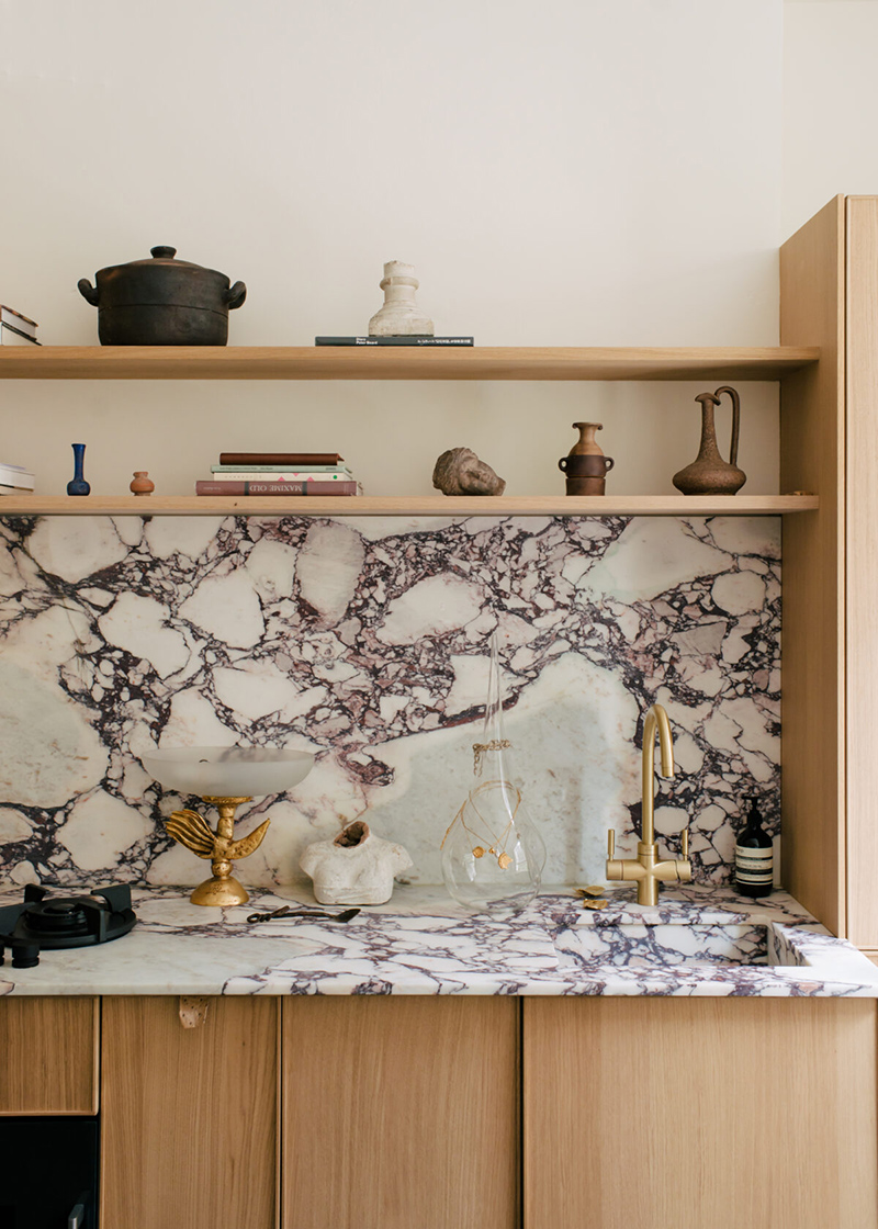 La cuisine en marbre et bois de Rosh Mahtani via The Modern House