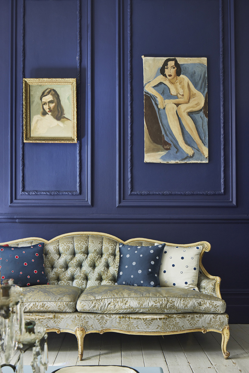 Le kitsch en héritage - L'intérieur de Marianne Cotterill à Londres, des boiseries peintes dans un bleu Klein