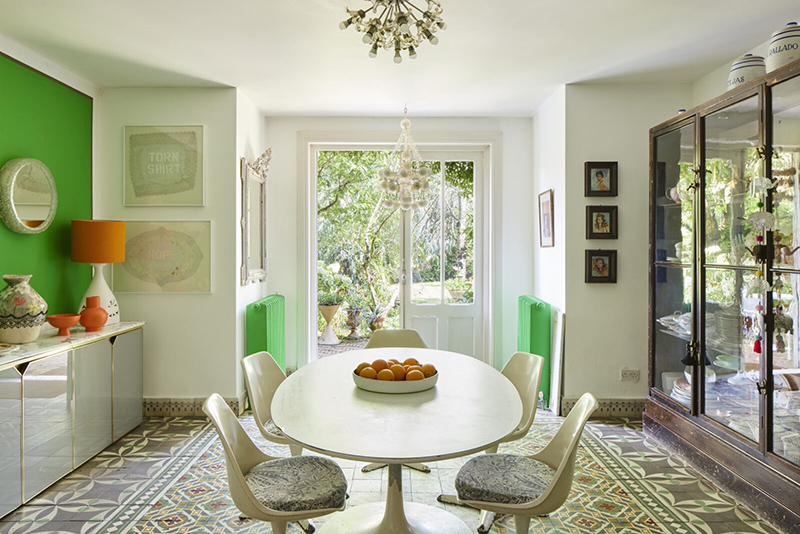 Le kitsch en héritage - L'intérieur de Marianne Cotterill à Londres // Une cuisine au style éclectique et son mur vert pomme