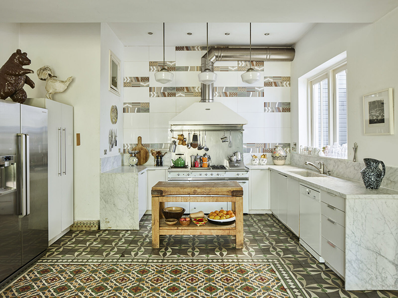Le kitsch en héritage - L'intérieur de Marianne Cotterill à Londres // Une cuisine avec un sol en carreau de ciment