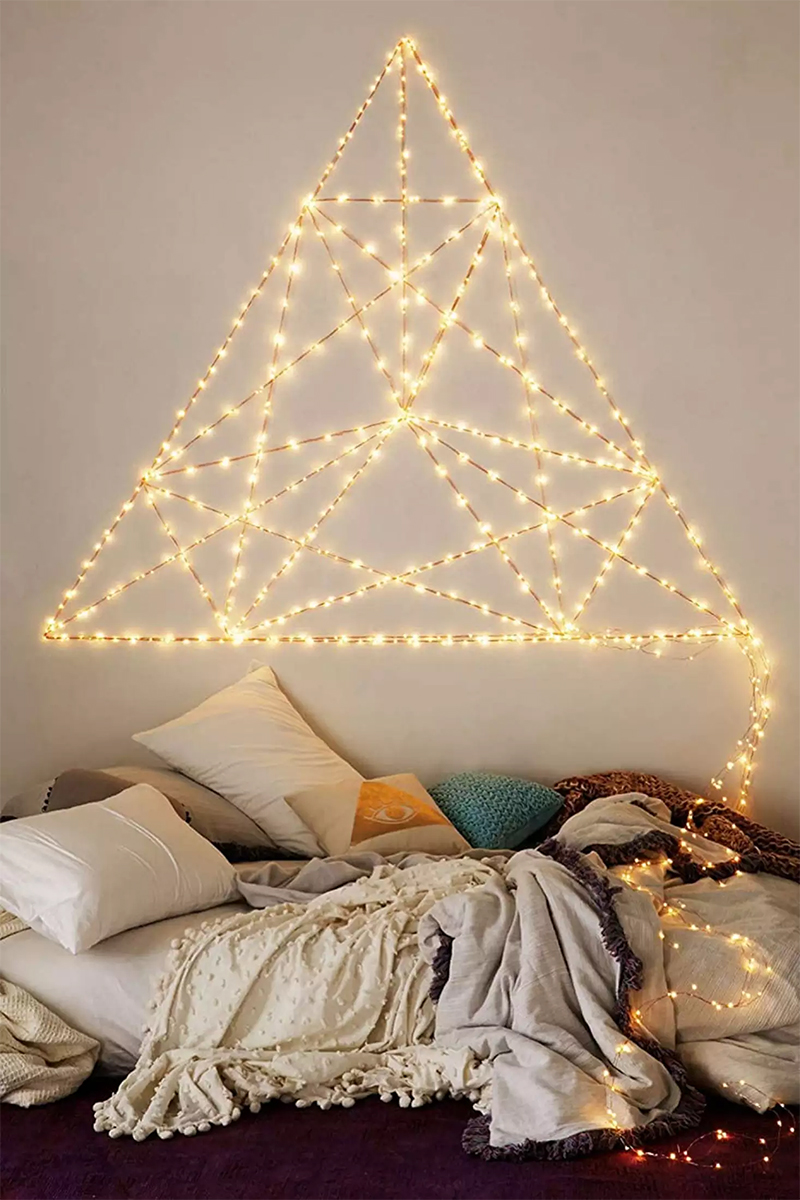 Mettre en lumière son décor de Noël : Un sapin de Noël, tracé avec une guirlande lumineuse