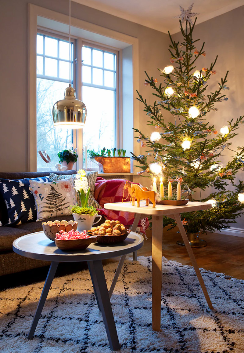 Mettre en lumière son décor de Noël: la guirlande lumineuse dans le sapin de Noël