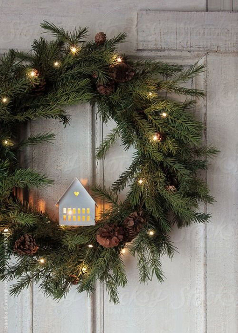 Mettre en lumière son décor de Noël : Une guirlande électrique dans des compositions végétales