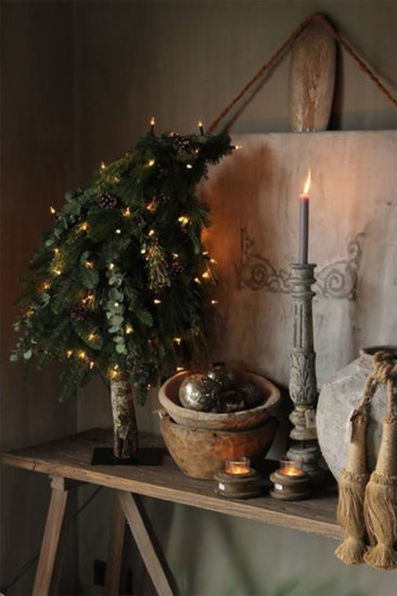 Mettre en lumière son décor de Noël : Une guirlande électrique dans des compostions végétales