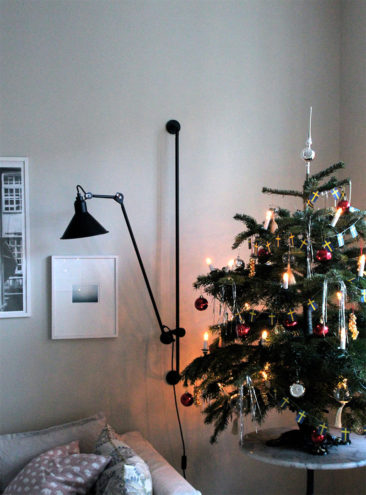 Mettre en lumière son décor de Noël: la guirlande lumineuse dans le sapin de Noël // johannabradford.elle.se