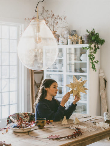 Comment réaliser des étoiles de Noël avec du papier-peint scandinaves sur mokkasin.com