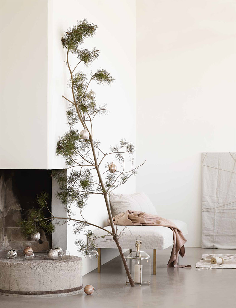 Catalogue de Noël 2021 Maison Tine K - Une simple branche de sapin pour sapin de Noël pour une décoration minimaliste