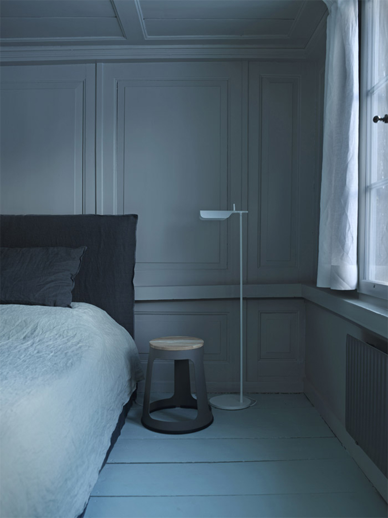 Une chambre en camaïeu de gris vert // Design intérieur : Bergdorf Agency