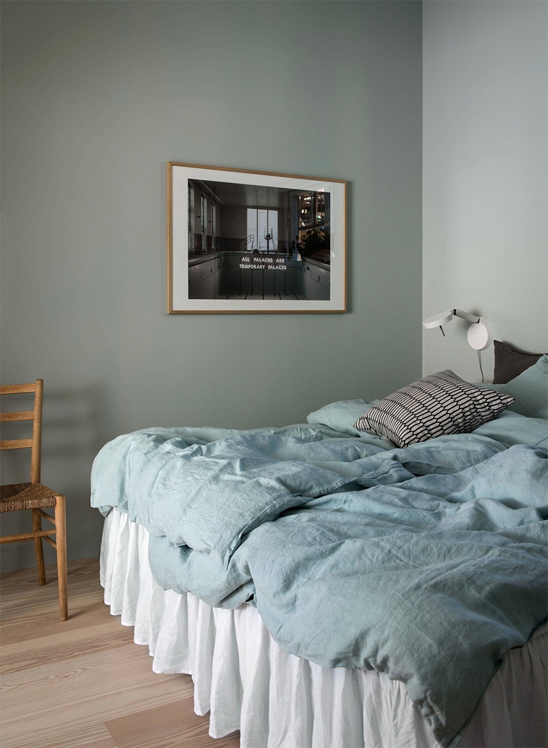 Une chambre en camaïeu de vert d'eau et gris // L'intérieur de Petrus Palmér à Stockholm