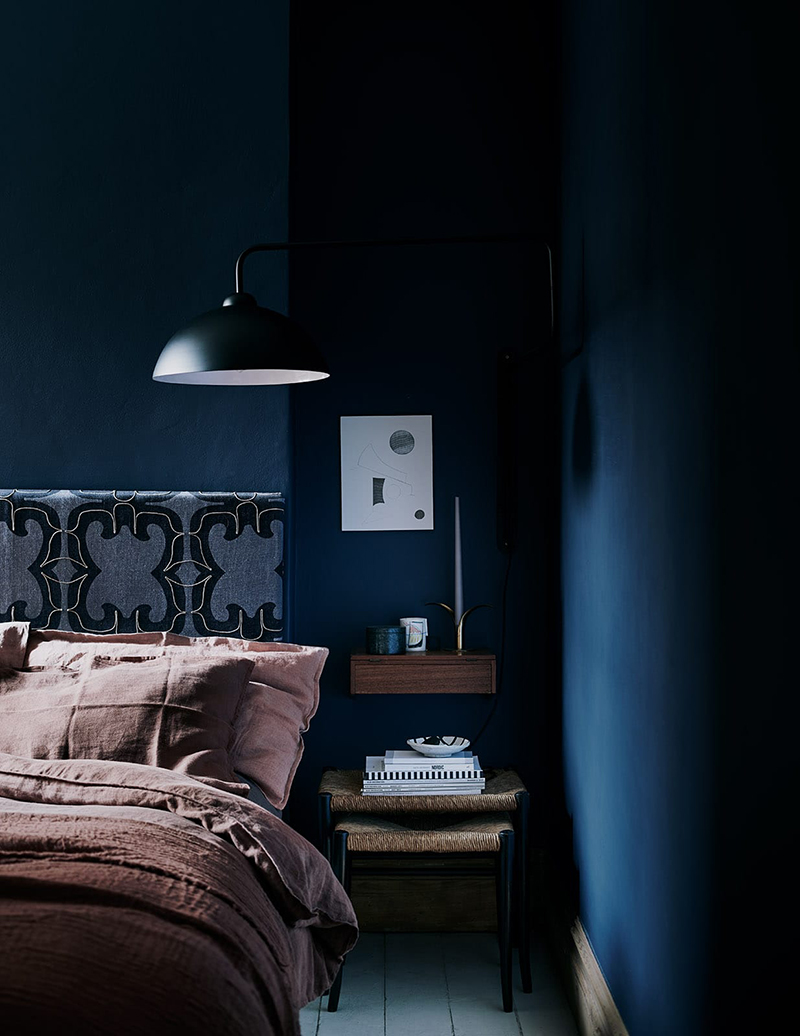 Une chambre monochrome bleu marine // Intérieur design : Laura Fulmine - The Dalston apartment