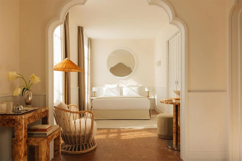 Une chambre French riviera, dans les ton crème à l'hôtel Lilou de Hyères Une chambre French riviera, dans les ton crème à l'hôtel Lilou de Hyères