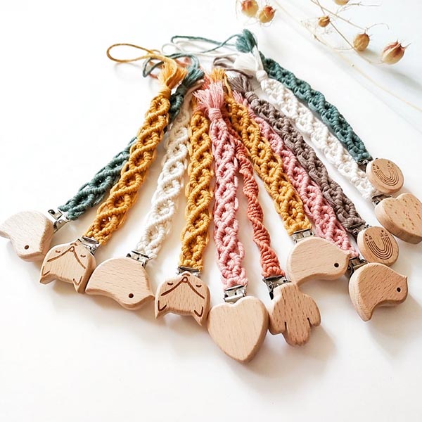 Attache tétine en macramé avec clip bois - Boutique Etsy Honorine et Jean