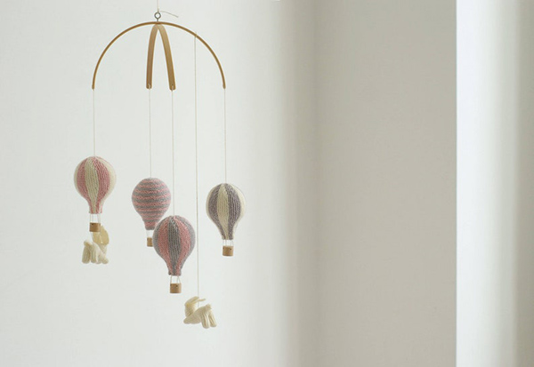 Mobile pour bébé, montgolphières au crochet - Boutique Etsy Utatata Studio