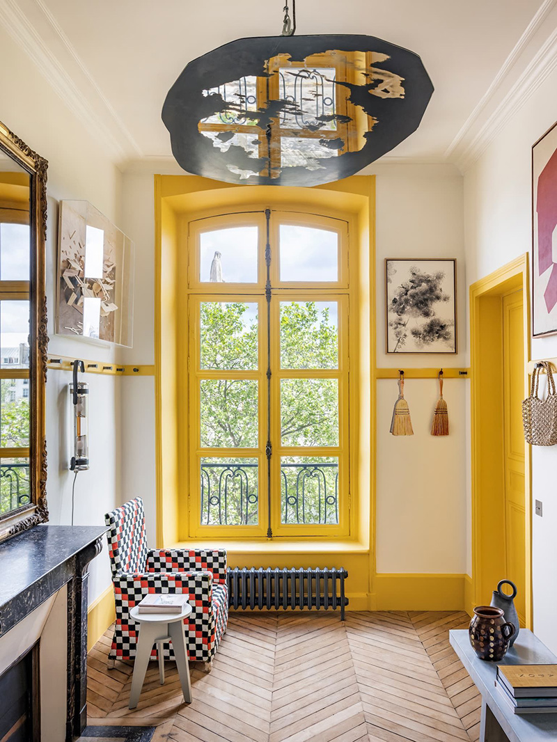 Leçon de style avec cette 2e résidence, signée Merci Paris - Un bureau d'esprit Shaker, souligné par un jaune solaire