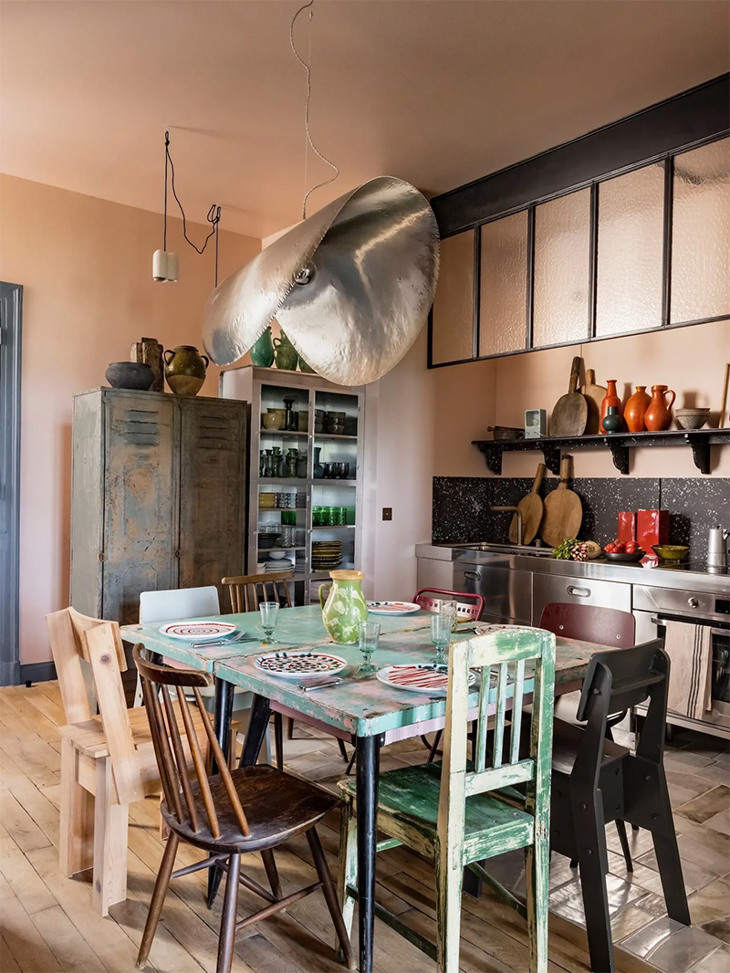 Leçon de style avec cette 2e résidence, signée Merci Paris - Une cuisine d'esprit brocante industriel revisité