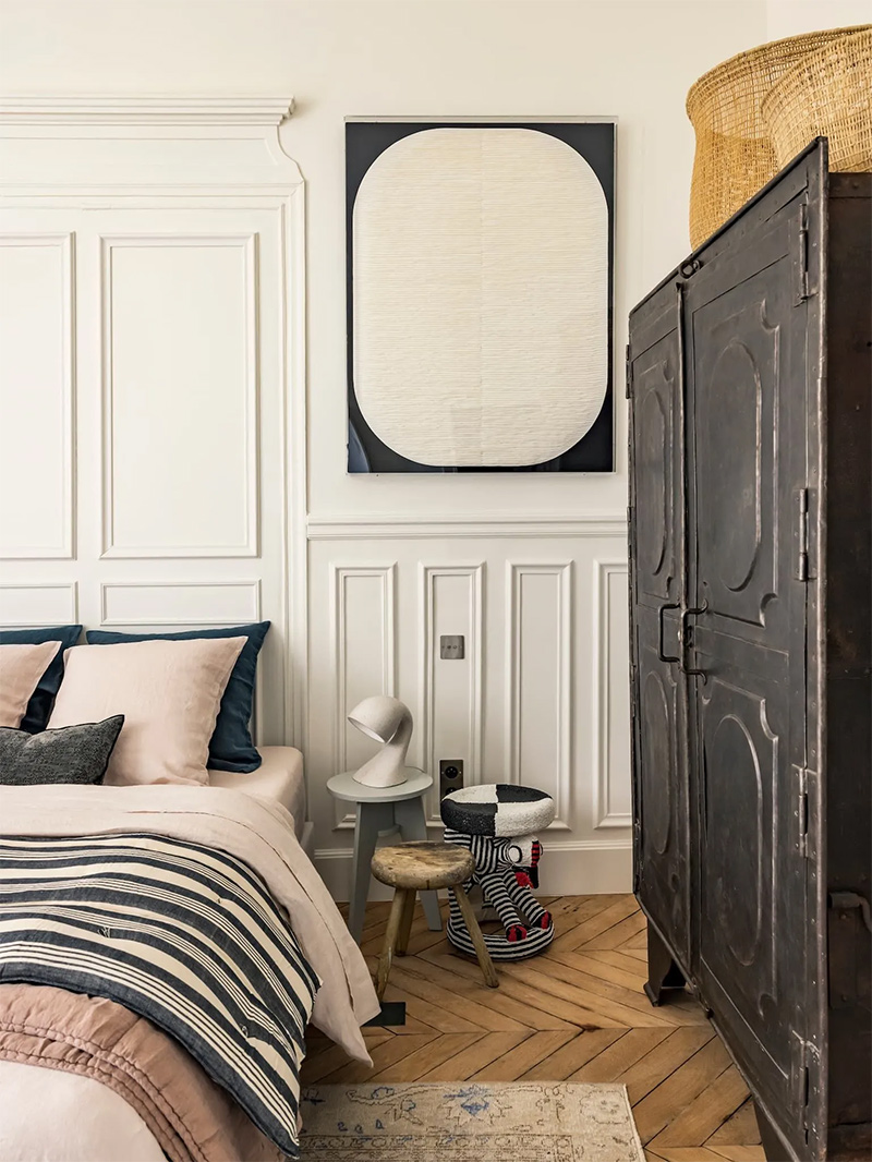 Leçon de style avec cette 2e résidence, signée Merci Paris - Une chambre éclectique qui mixe les époques et les provenances