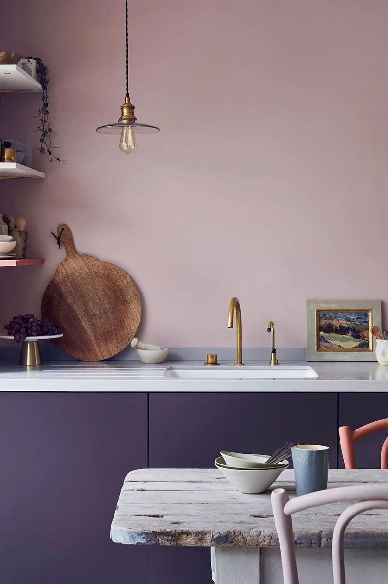 Catalogue : Annie Sloan - Inspiration Antoinette and aubergine colour mix kitchen