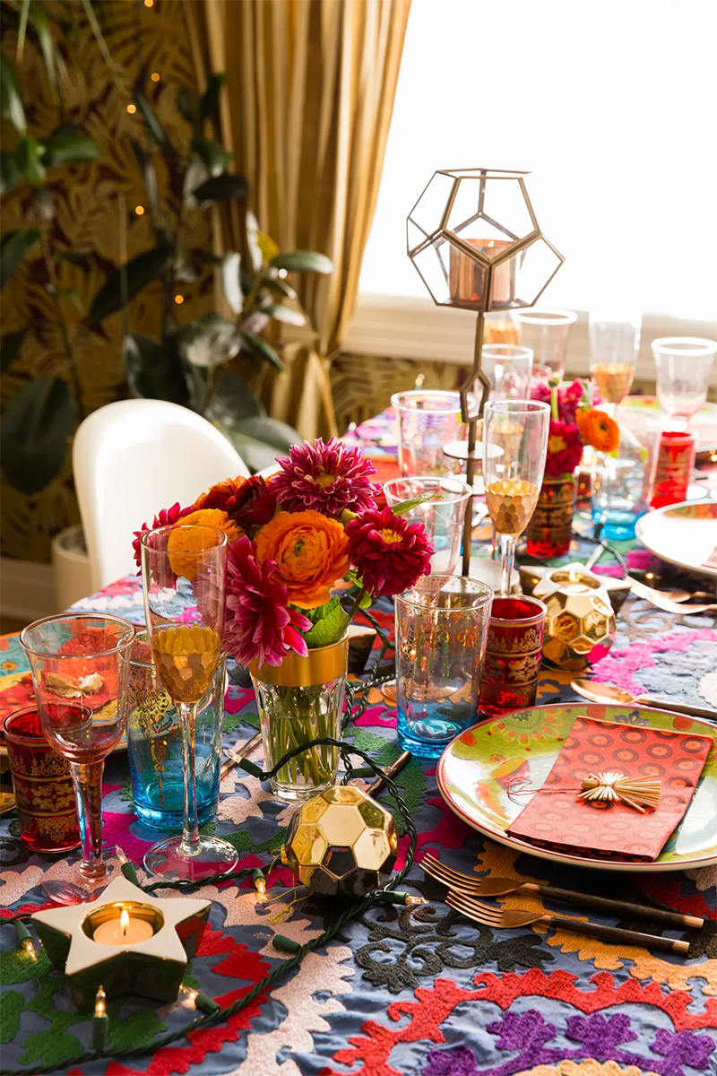 On invite la couleur et la fantaisie à sa table de fête // Décor signé Justina Blakeney