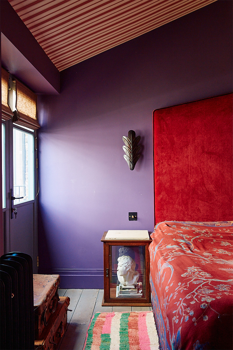 La maison de la décoratrice anglaise Rachel Chudley // Une chambre violette et tête de lit rouge