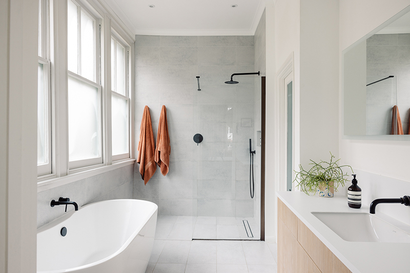 Une salle de bain design gris et crème avec une douche à l'italienne