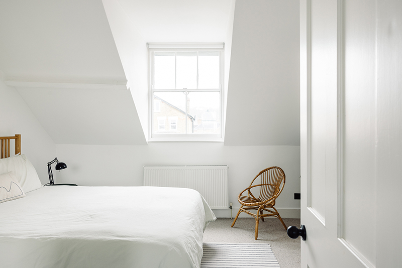 Une chambre immaculée en blanc