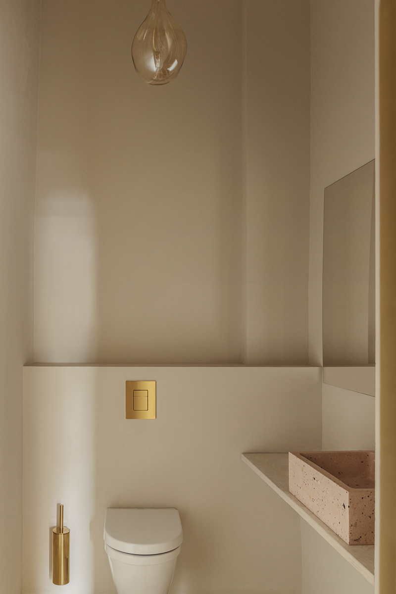 Le showroom de Fantastic Frank à Berlin par Note Design Studio // Les toilettes chics et minimalistess