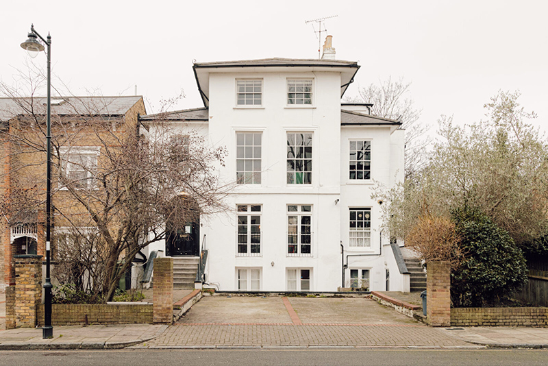 Une maison victorienne : The White Lodge, un grand bâtiment à la façade en stuc construit dans les années 1830