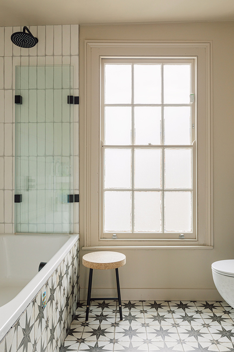 Une maison victorienne avec quelque chose de funky // Salle de bain avec sol graphique en noir et blanc