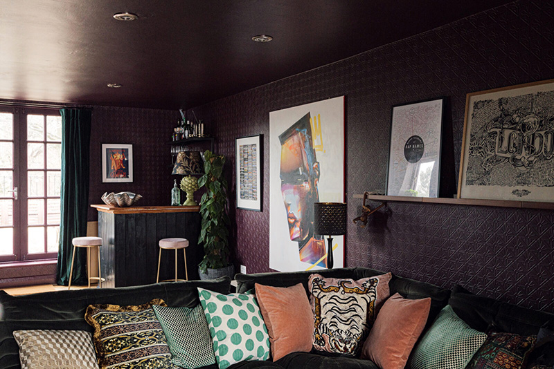 Une maison victorienne avec quelque chose de funky // Un salon bar en violet aubergine