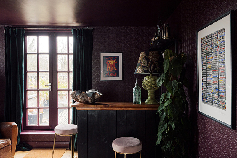 Une maison victorienne avec quelque chose de funky // Un salon bar en violet aubergine