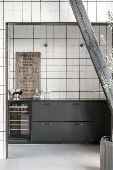 Une cuisine de style industriel en noir et blanc, dans la grande pièce ouverte